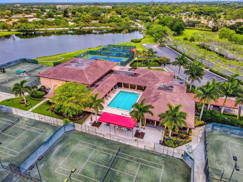 Darling upgraded open-floor plan 2B 2B plus Florida Room condo - photo 50