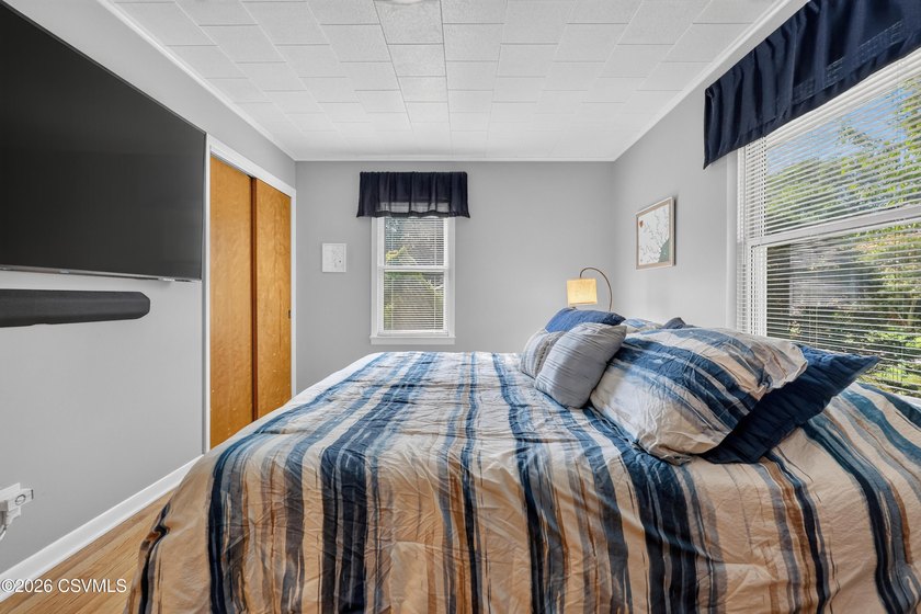 Perfectly remodeled, perfectly maintained, perfect location - photo 16