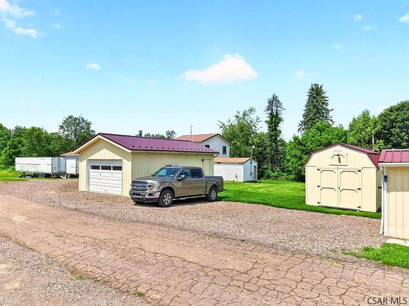 Charming, MOVE-IN-READY providing a functional layout perfect - photo 23