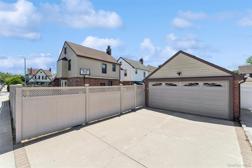 Welcome to 2402 169 Street, a stunning Colonial residence - photo 23