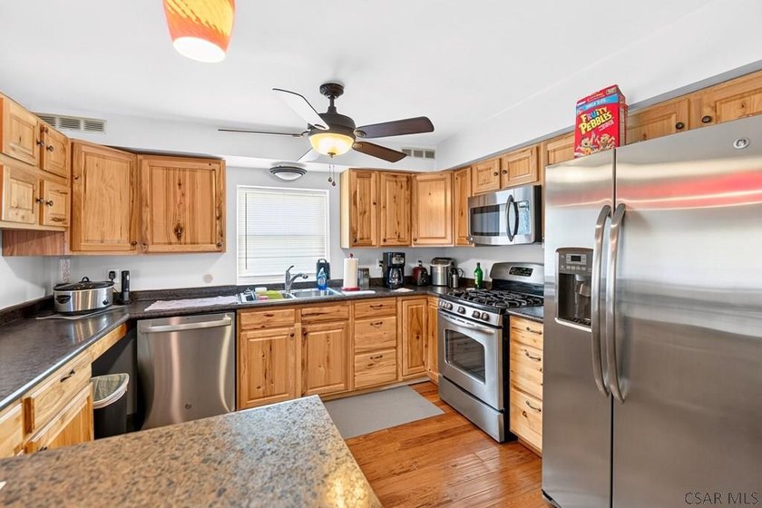 Charming, MOVE-IN-READY providing a functional layout perfect - photo 32