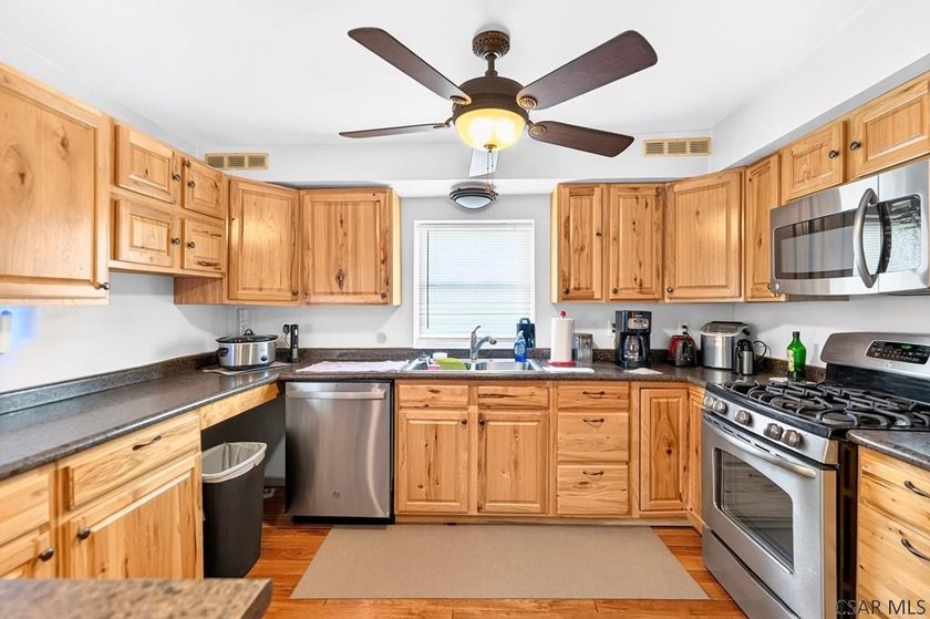 Charming, MOVE-IN-READY providing a functional layout perfect - photo 35