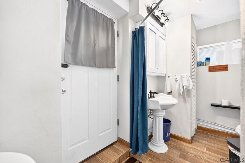 Charming, MOVE-IN-READY providing a functional layout perfect - photo 38