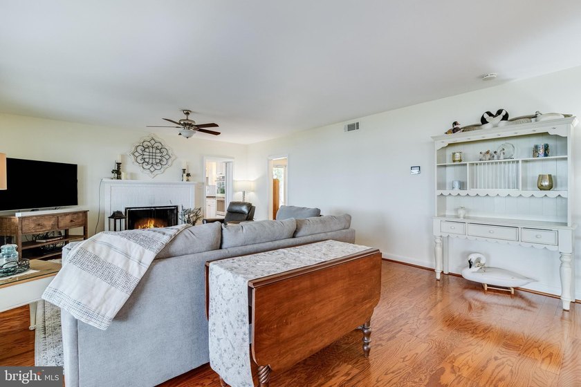 Welcome to an extraordinary waterfront experience in the - photo 45