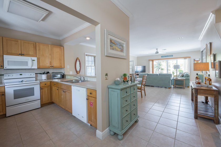Beautifully maintained Golf Club home overlooking the 17th hole - photo 4
