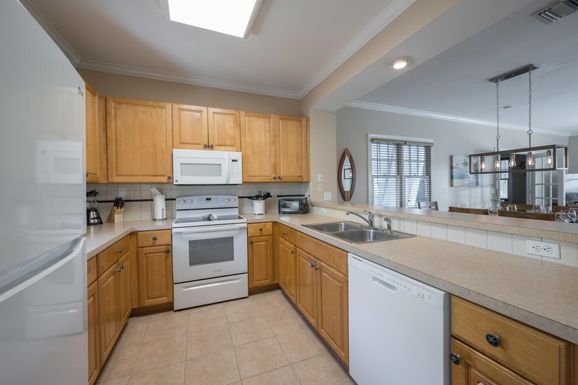 Beautifully maintained Golf Club home overlooking the 17th hole - photo 6