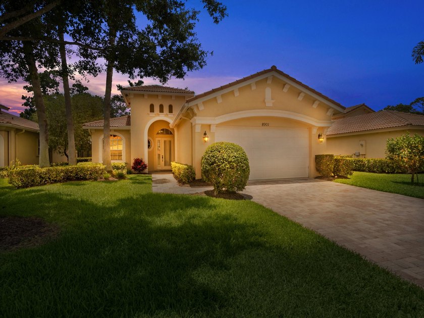 Lovely Furnished Home with Golf Course View. This 2 possible 3BD - photo 3