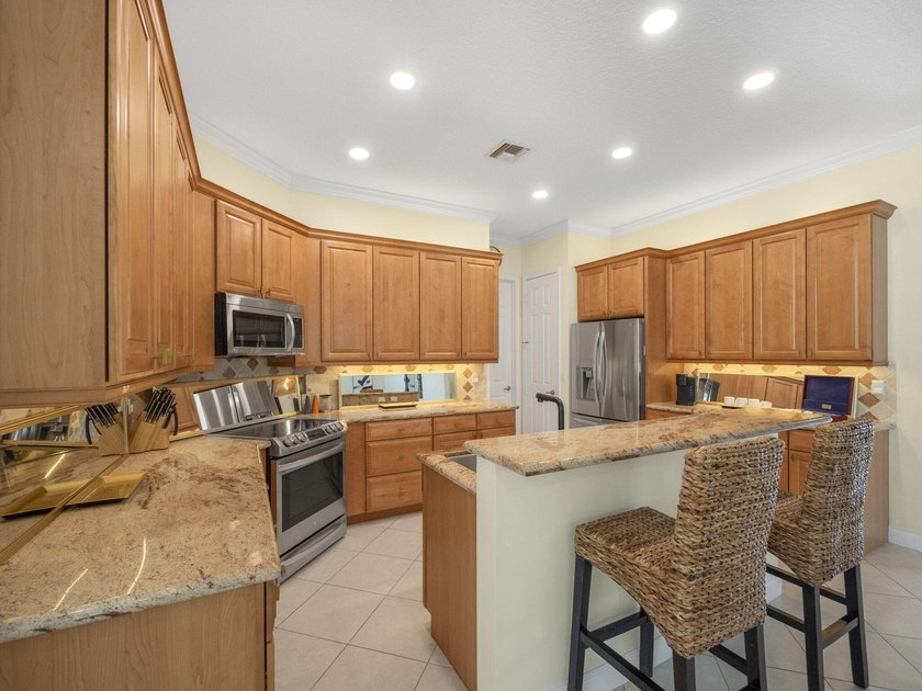 Lovely Furnished Home with Golf Course View. This 2 possible 3BD - photo 5