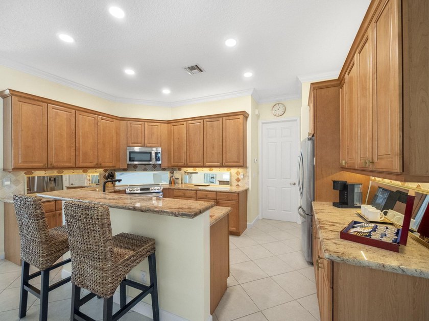 Lovely Furnished Home with Golf Course View. This 2 possible 3BD - photo 6