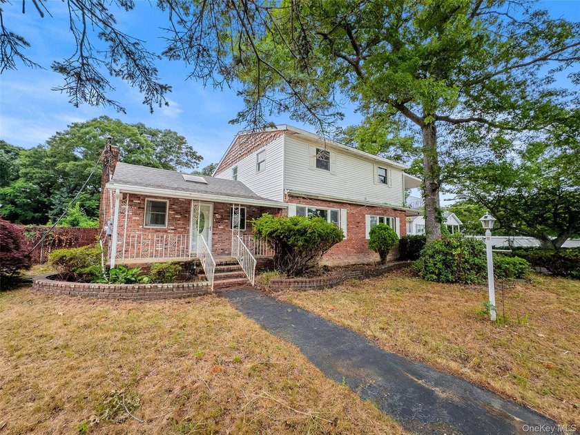 Bring your vision and transform this spacious colonial into the - photo 2