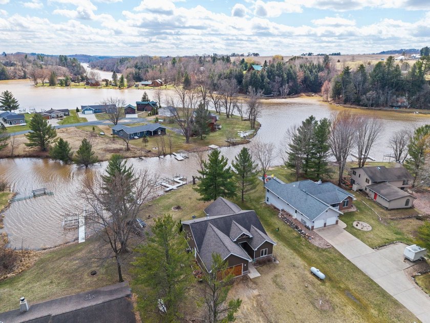 Live your best lake life at this stunning turnkey waterfront - photo 2