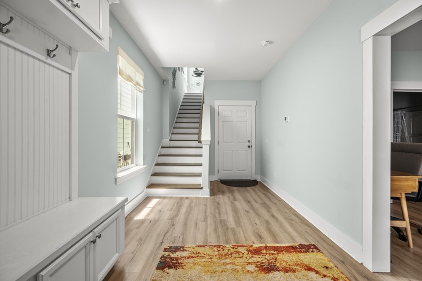 Stunning 4 bed 3 .5 bath home in Mixson. Spacious open floor - photo 5
