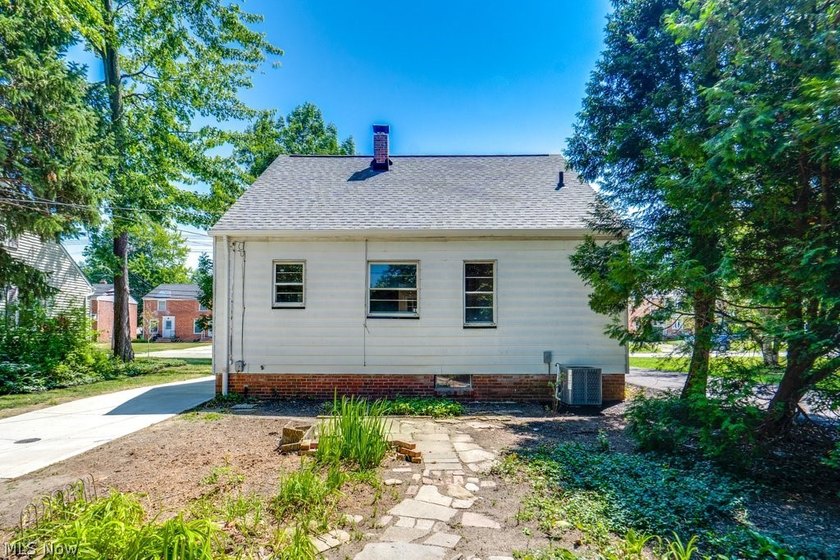 Come see this updated 3-bedroom, 1-bath home in Euclid! Recent - photo 2