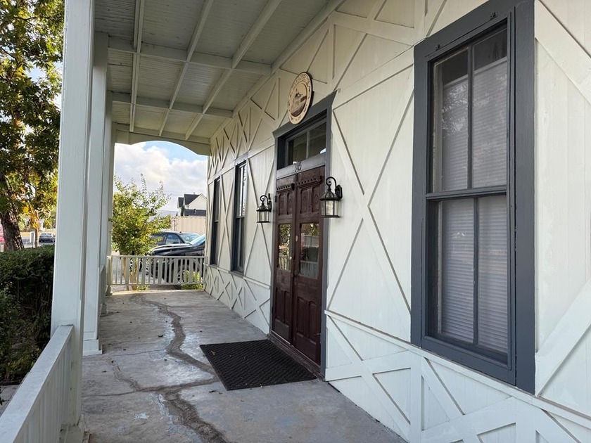 Six unit apartment building with some recent cosmetic remodels - photo 4
