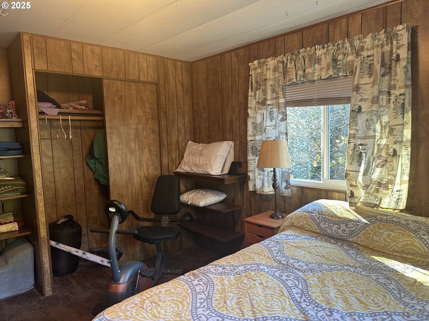This comfy 2 bdrm/2 bath home in a 55+ park up the Chetco river - photo 15