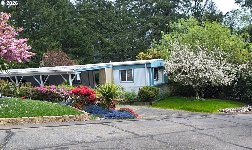 This comfy 2 bdrm/2 bath home in a 55+ park up the Chetco river - photo 25