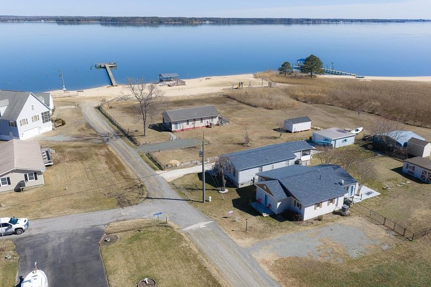 Renovated 4 Bedroom cottage in Rappahannock River Estates! Only - photo 3