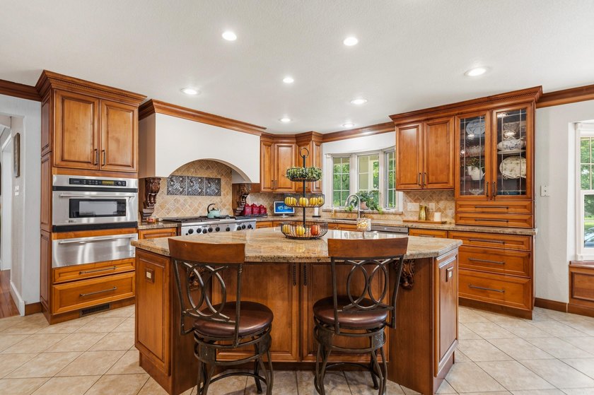 Welcome to this spectacular 5 Bedroom, 3.5 Bath custom home - photo 10