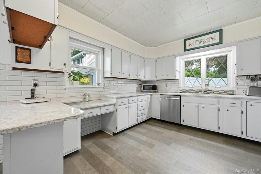 This charming country home on a quiet street in Port Jefferson - photo 10
