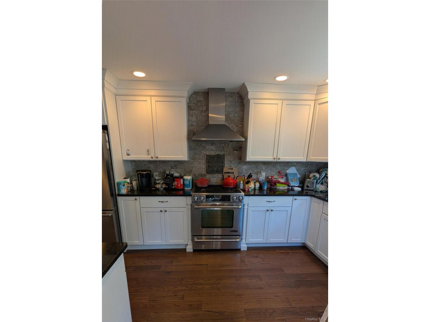 Welcome to this good looking 5 bedroom, 3 level colonial which - photo 7