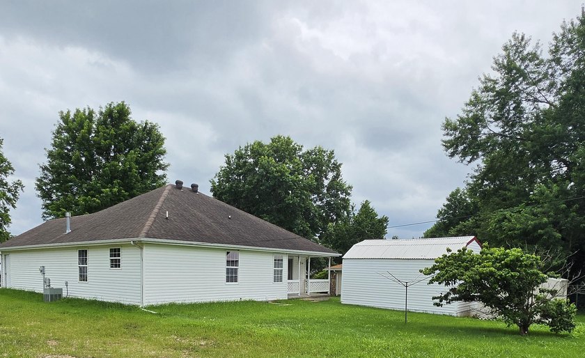 1,255 Square foot home with an open floor plan has a vaulted - photo 4