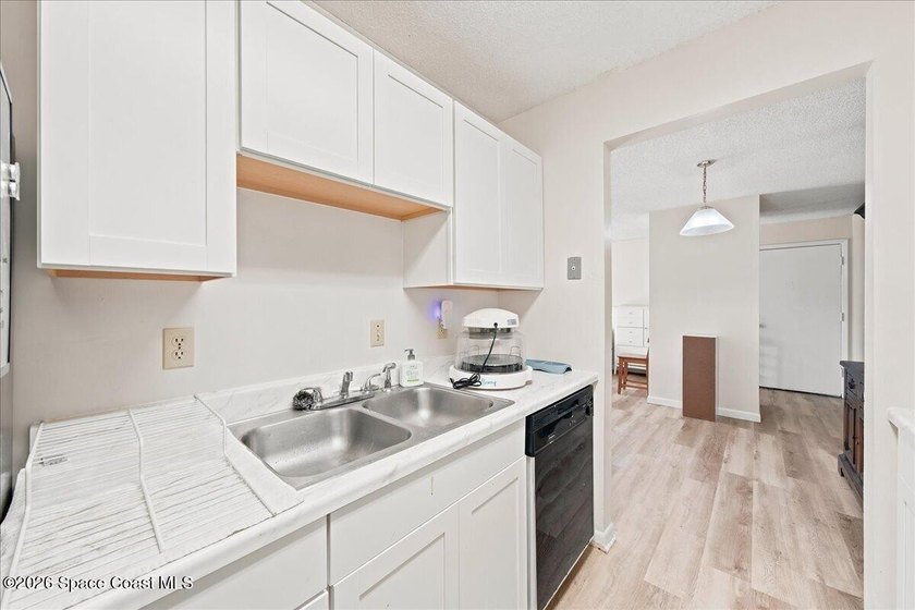 Beautifully renovated second-floor condominium in the desirable - photo 11