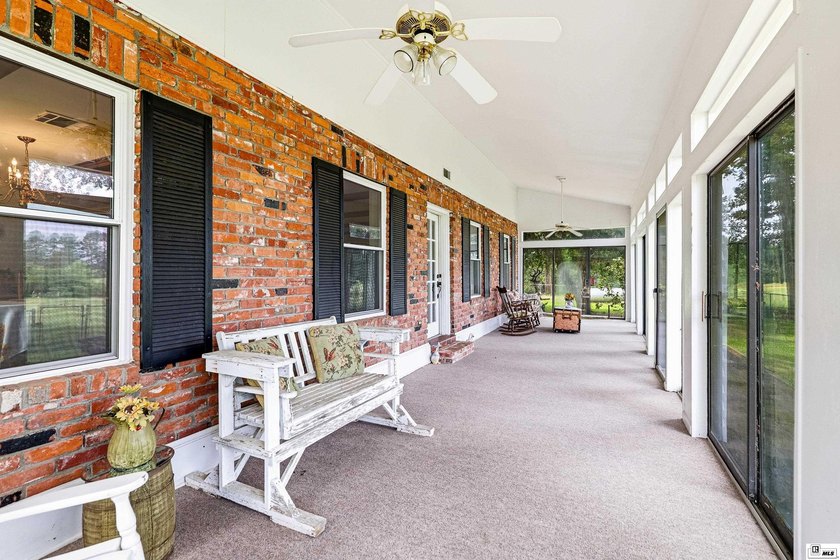 Welcome to your own private retreat! This stunning 4 bedroom, 4 - photo 2
