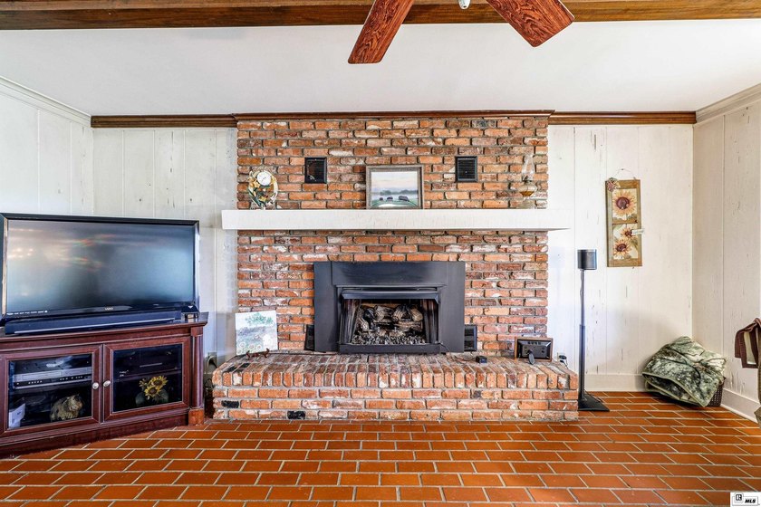 Welcome to your own private retreat! This stunning 4 bedroom, 4 - photo 6