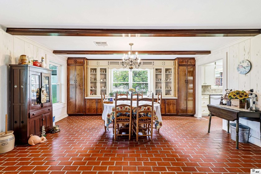 Welcome to your own private retreat! This stunning 4 bedroom, 4 - photo 7