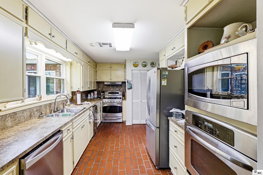 Welcome to your own private retreat! This stunning 4 bedroom, 4 - photo 9