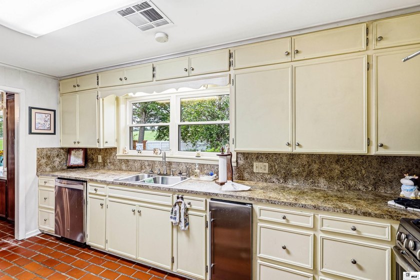 Welcome to your own private retreat! This stunning 4 bedroom, 4 - photo 10