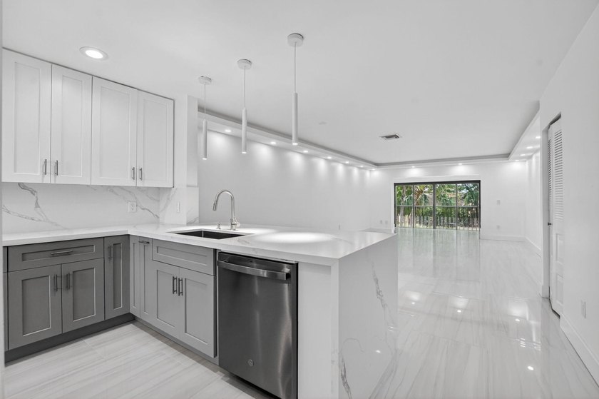 ABSOLUTELY STUNNING FULLY RENOVATED CONDO | BOCA LAGO COMMUNITY - photo 2