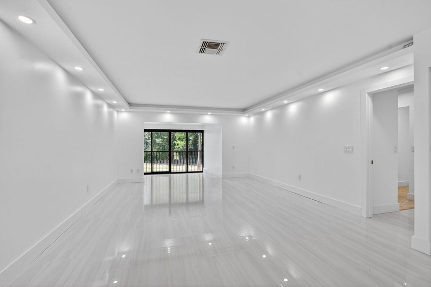 ABSOLUTELY STUNNING FULLY RENOVATED CONDO | BOCA LAGO COMMUNITY - photo 3