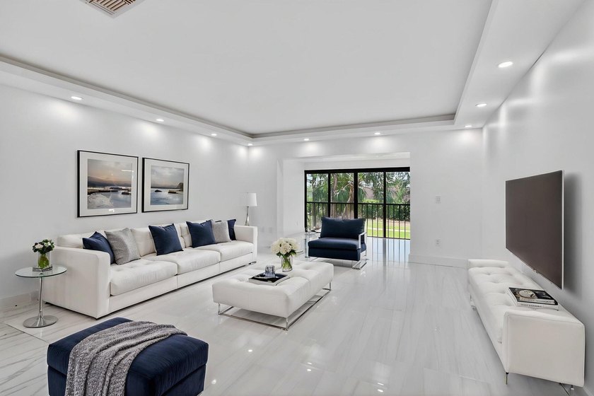 ABSOLUTELY STUNNING FULLY RENOVATED CONDO | BOCA LAGO COMMUNITY - photo 5