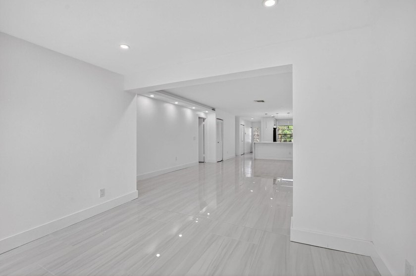 ABSOLUTELY STUNNING FULLY RENOVATED CONDO | BOCA LAGO COMMUNITY - photo 9