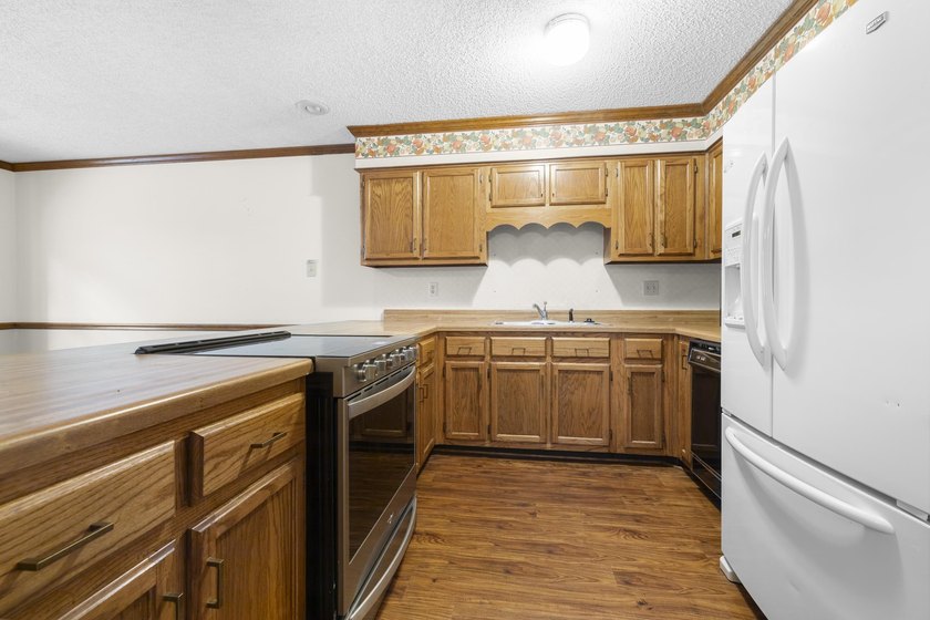 Back on the market with a new roof. Bartlett Place Condominium - - photo 9