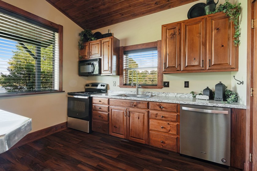 Luxury Country Estate on 26.78+/- Acres with Water Rights - photo 28