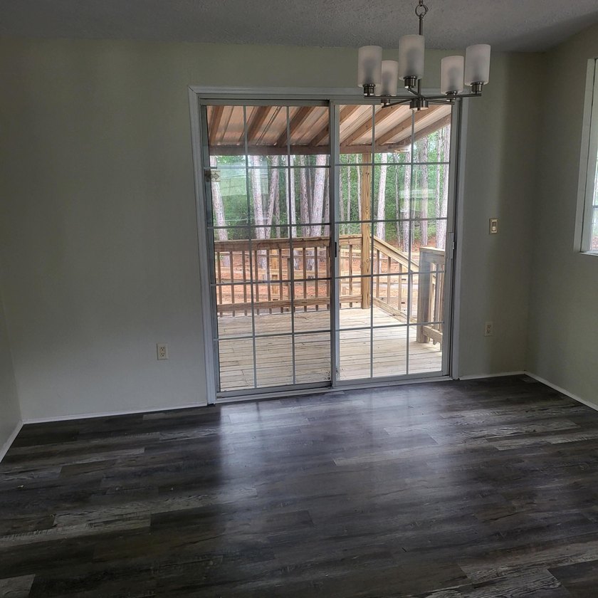 Welcome to this 1,900-square-foot mobile home situated on 5 - photo 4