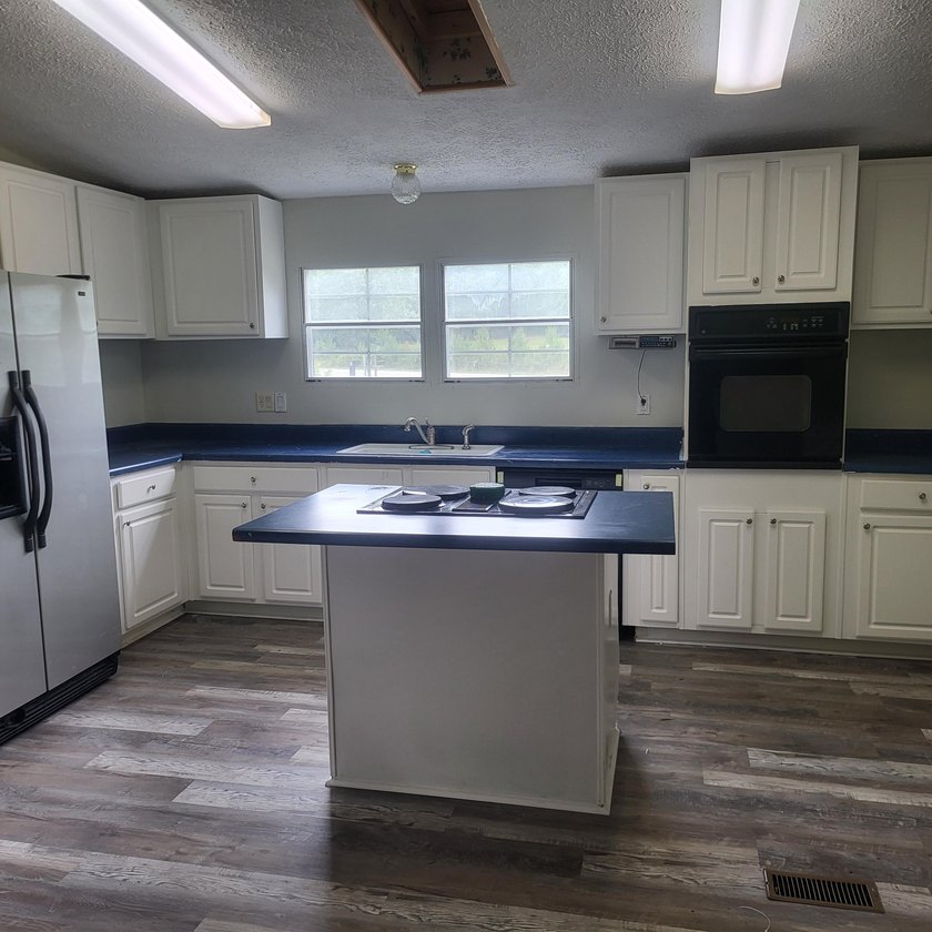 Welcome to this 1,900-square-foot mobile home situated on 5 - photo 5