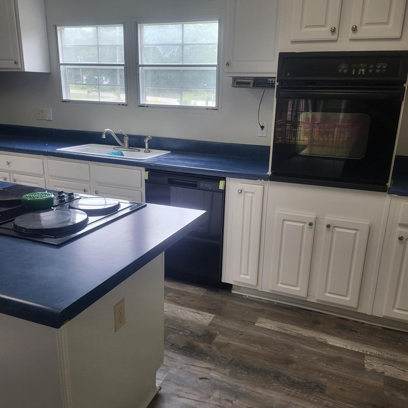 Welcome to this 1,900-square-foot mobile home situated on 5 - photo 6