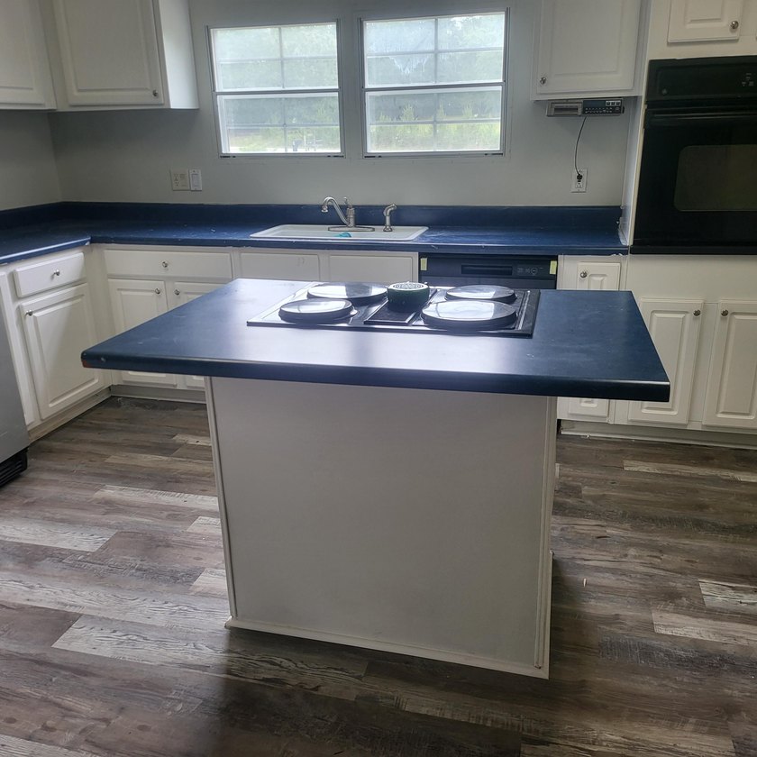 Welcome to this 1,900-square-foot mobile home situated on 5 - photo 7