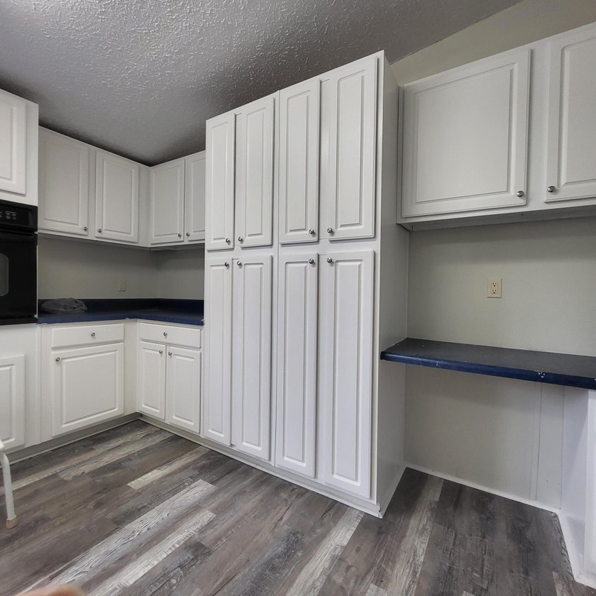 Welcome to this 1,900-square-foot mobile home situated on 5 - photo 8