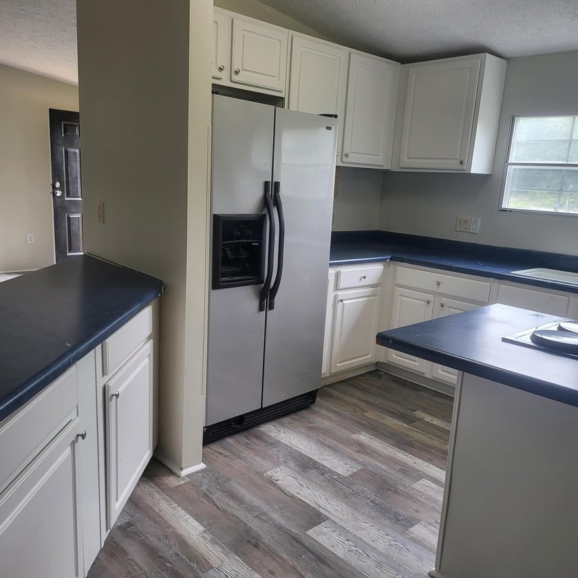 Welcome to this 1,900-square-foot mobile home situated on 5 - photo 9