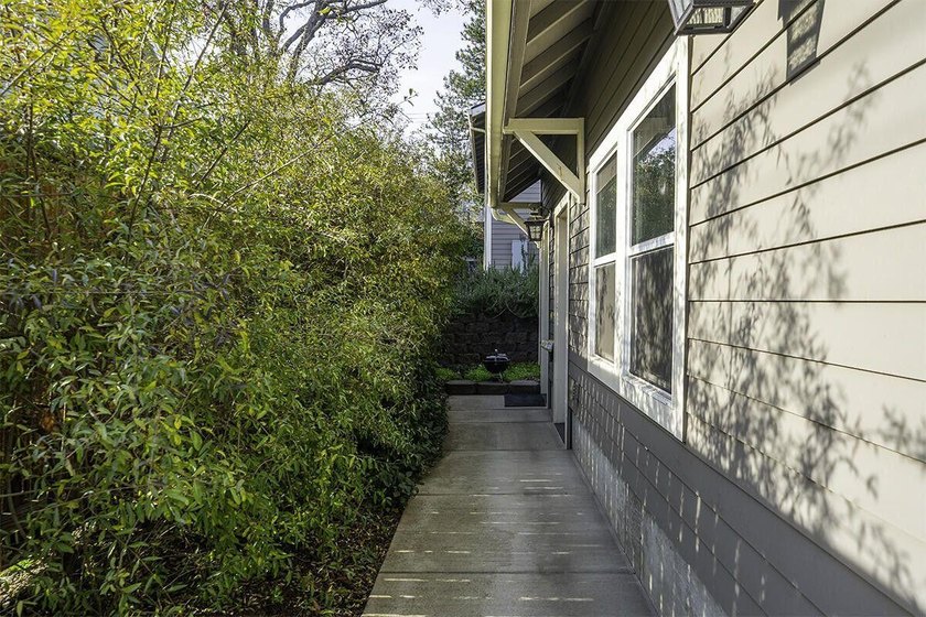 Rare opportunity to own 2 residences plus a studio on one tax - photo 38