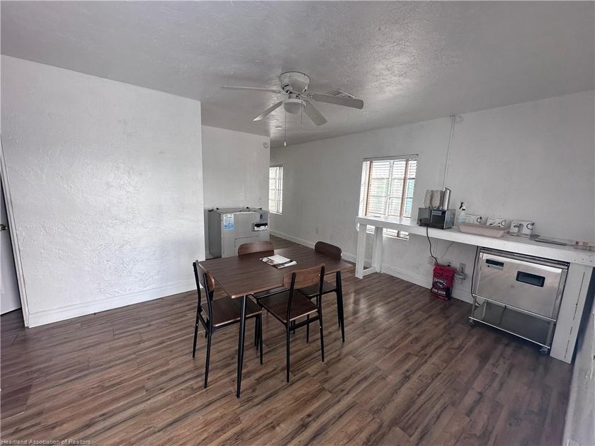 Prime opportunity in downtown Sebring! This versatile - photo 2