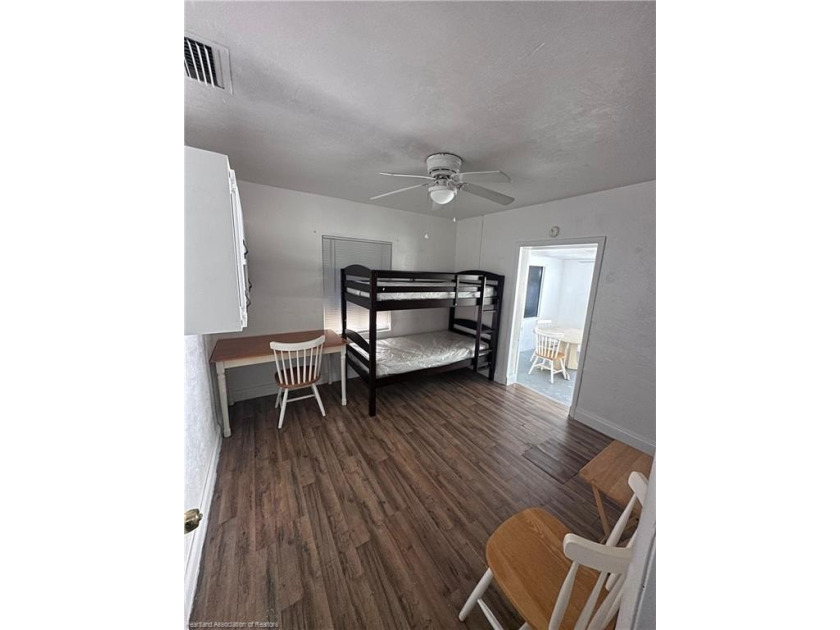 Prime opportunity in downtown Sebring! This versatile - photo 4