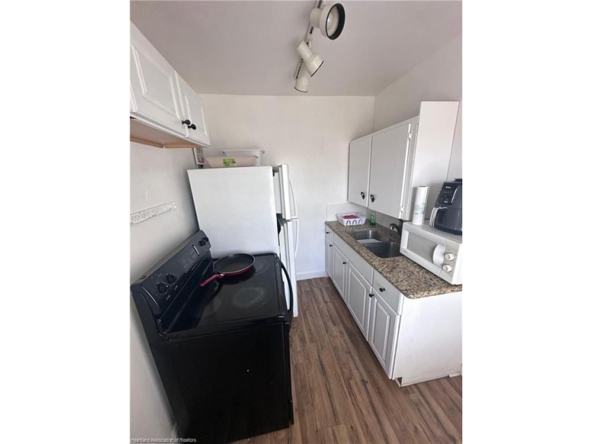 Prime opportunity in downtown Sebring! This versatile - photo 5