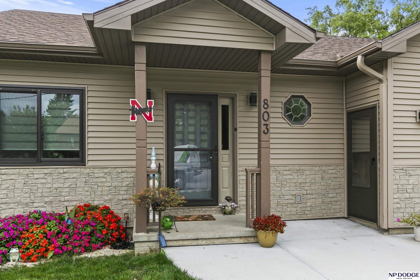 Enjoy lake living at its best with this updated 3-bedroom - photo 7
