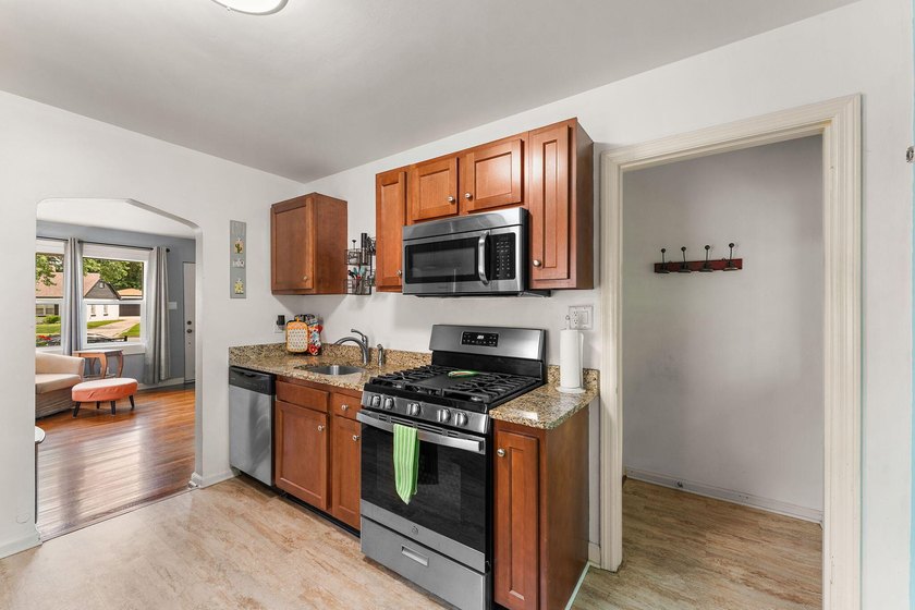 Charming brick ranch in the heart of Hobart! Updated kitchen - photo 11
