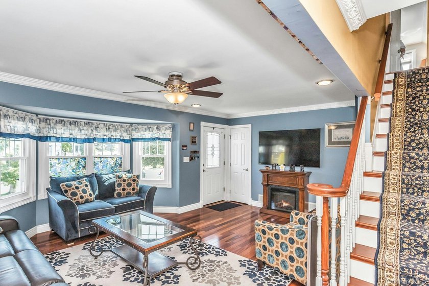 Welcome to this charming and beautifully maintained Cape Cod - photo 7